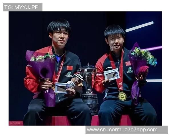 混双颁奖暖心一幕!王楚钦问腿伤,孙颖莎问竞赛时刻,互相关照!